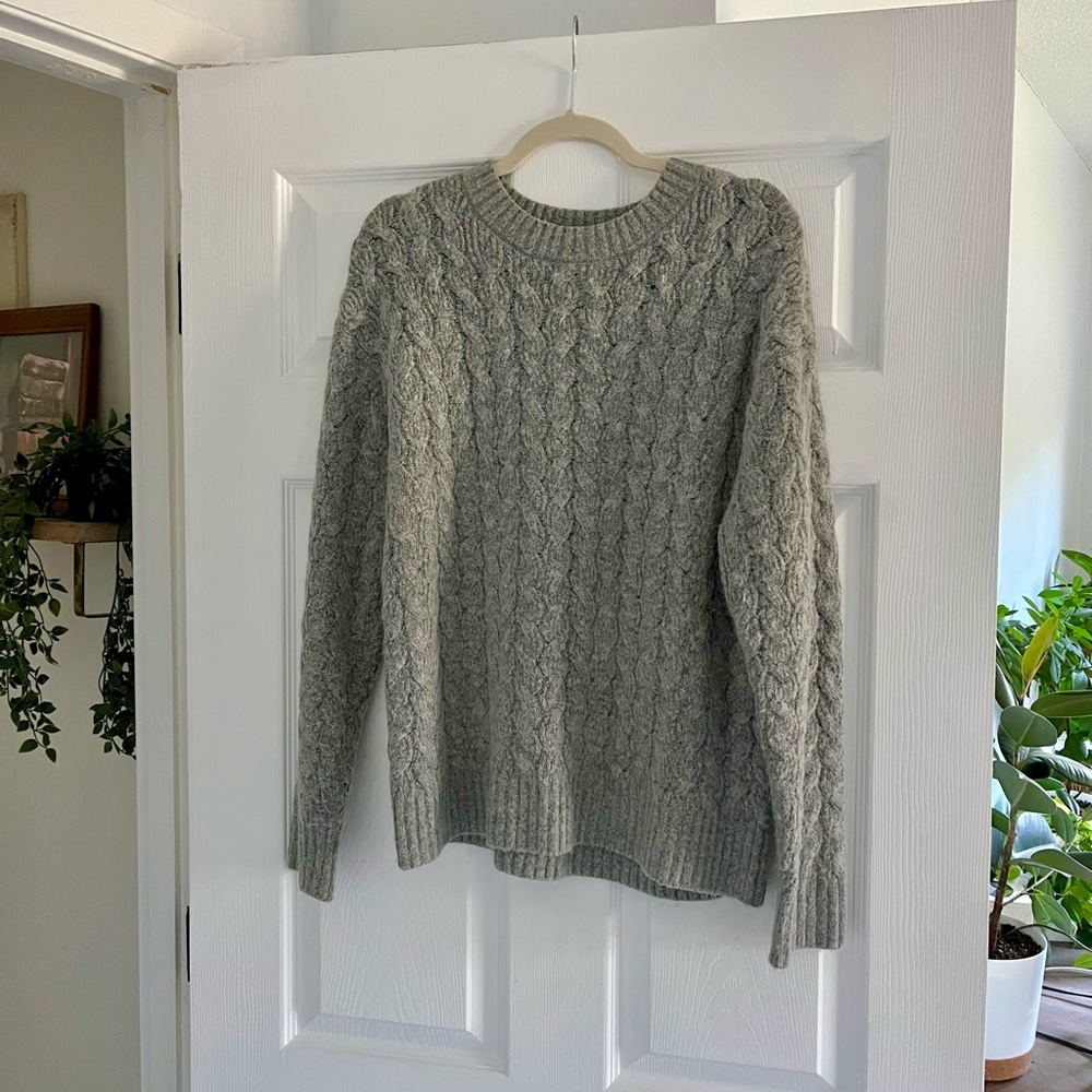 H&M Light Gray Cable Knit Crewneck Sweater Soft Cozy Oversized Size Small